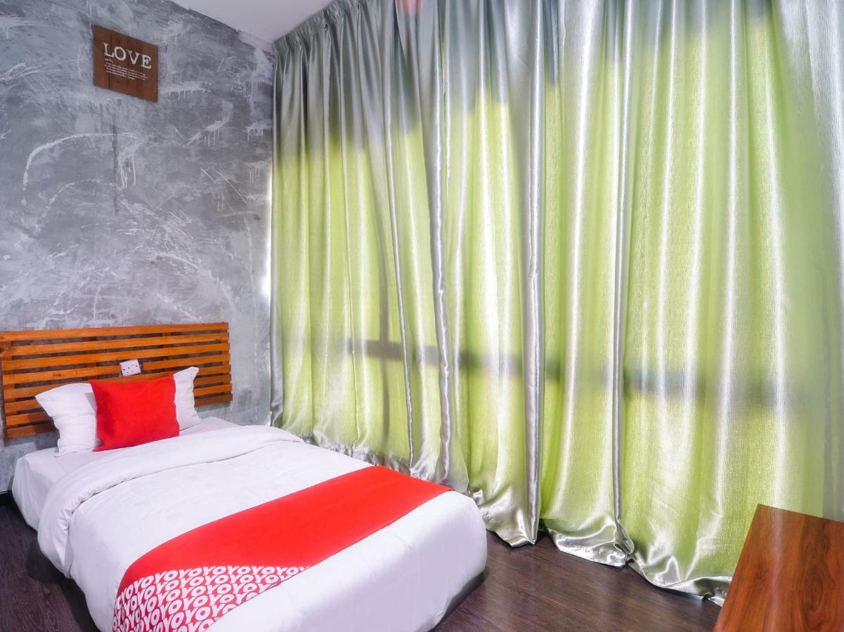 Oyo 1119 Memoire Express Hotel Kuching Exterior photo